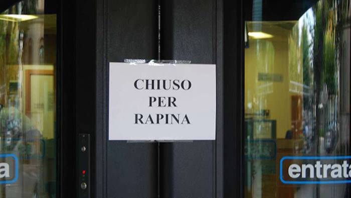 rapinarono banca ad aversa nella banda anche un salernitano