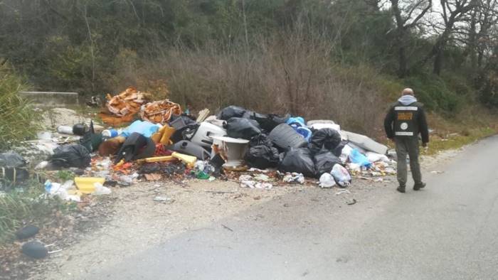 tonnellate di rifiuti ritrovati in strada ad albanella