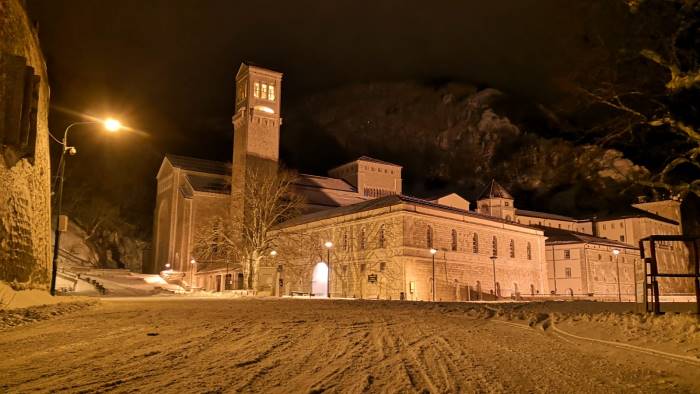 a montevergine la magia dell abbazia innevata