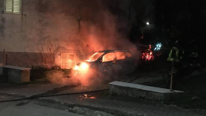 auto in fiamme nella notte a pago veiano foto