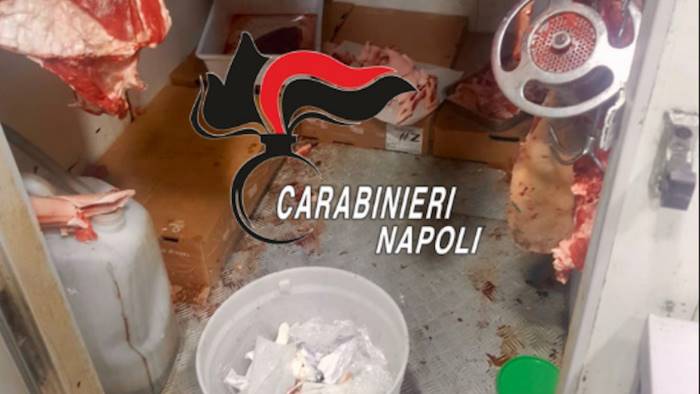 macelleria clandestina carni tra sporcizia e degrado