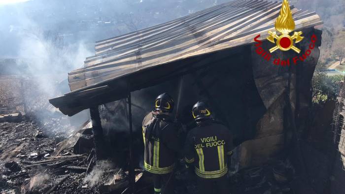 in fiamme deposito in legno e lamiere paura a capriglia