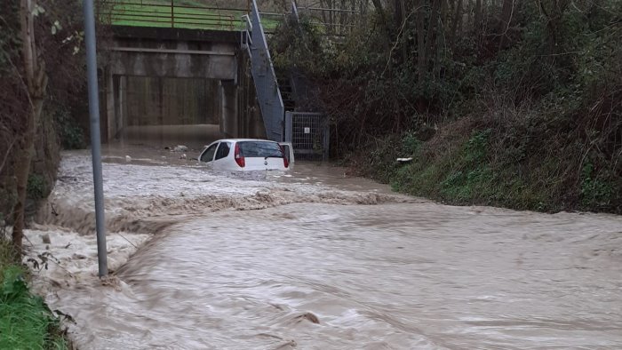 rischia di essere travolto da acqua e fango in un sottopasso