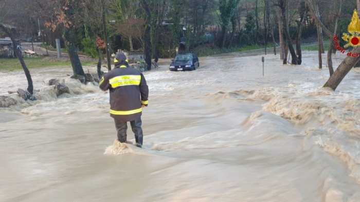 lioni esonda il fiume ofanto anziani intrappolati in auto