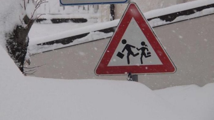 arriva la neve a bassa quota in irpinia scuole chiuse