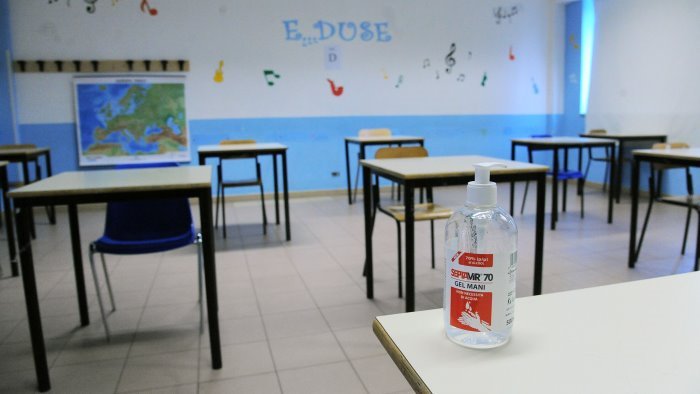 il tar riapre le scuole ma a scafati altri contagi in aula