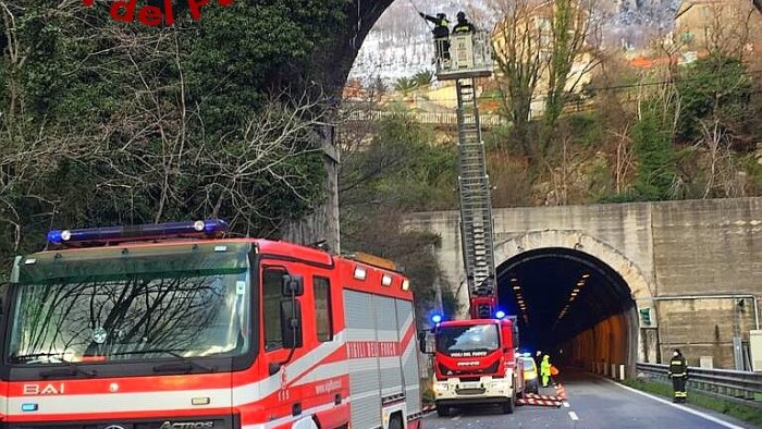 solofra stalattiti sul raccordo caschi rossi in azione