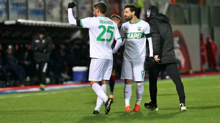 il sassuolo espugna crotone grazie a berardi e caputo