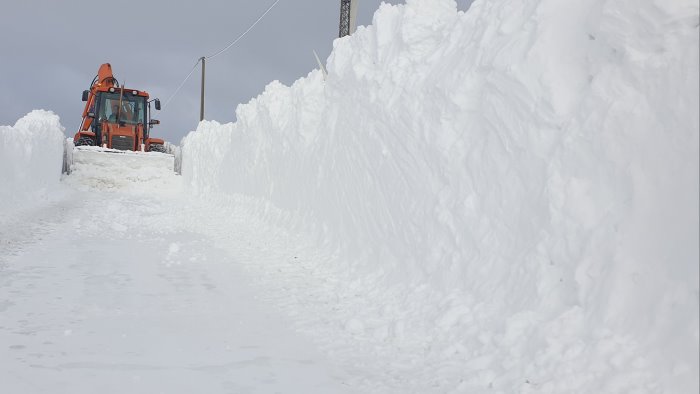 neve oltre due metri a montefalcone valfortore foto