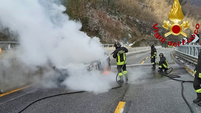 auto in fiamme sul viadotto acqualonga paura per un uomo