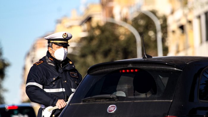 clienti senza mascherina blitz dei vigili chiusi due bar