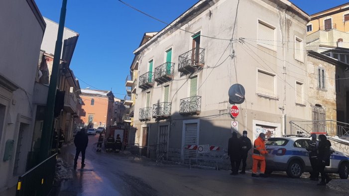 si stacca un cornicione balcone in frantumi sulla strada