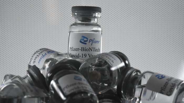 zaia due ipotesi di contratto per 27 milioni dosi pfizer