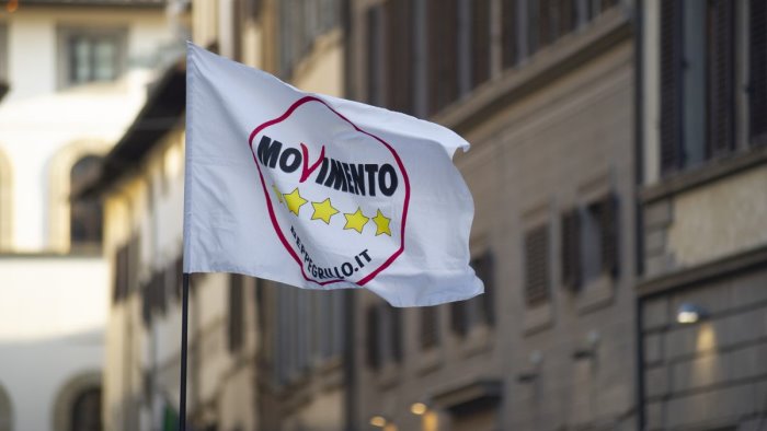 m5s archivia il capo politico e passa a un comitato direttivo