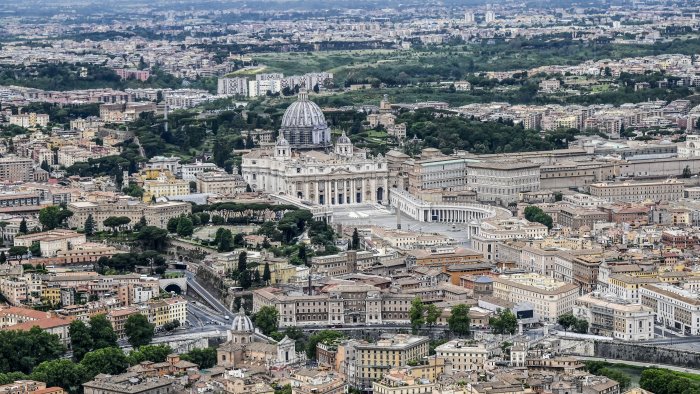 vaticano linea dura contro no vax saranno licenziati