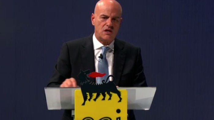 eni accelera la trasformazione verso le zero emissioni