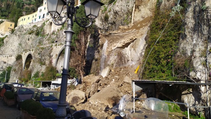 paura ad amalfi frana il costone roccioso in paese