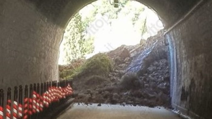 amalfi costone franato mezzi dell anas ancora al lavoro