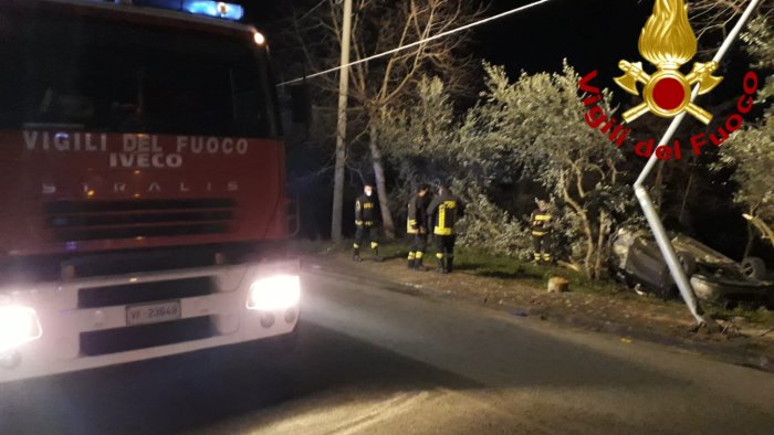 auto sbanda e finisce fuori strada in 4 restano incastrati