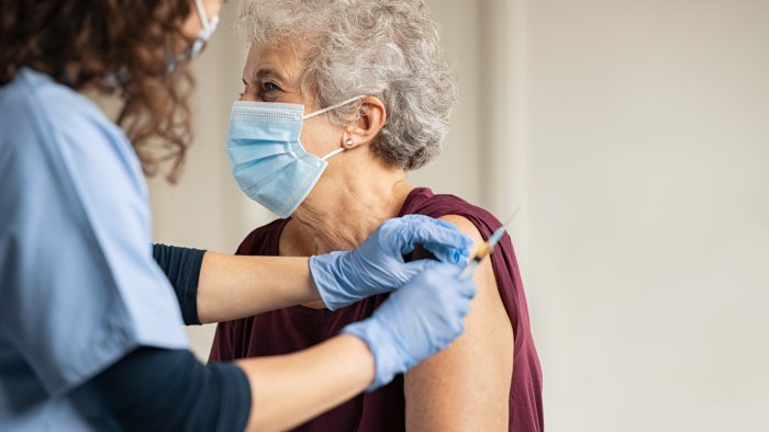 a piedi per 15 chilometri pur di vaccinarsi a 86 anni