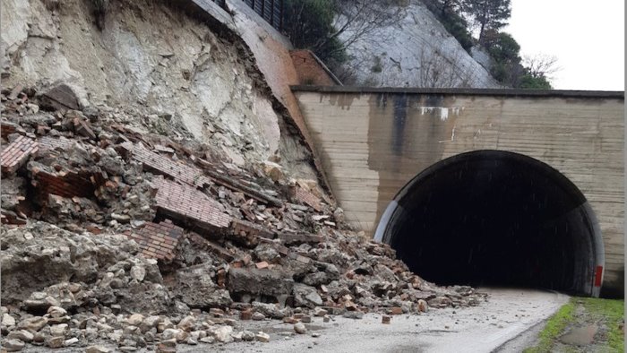 orsara sara ricostruito il costone crollato sulla statale 90