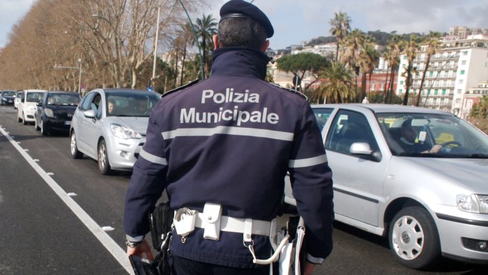 senza mascherina ragazzini offendono comandante vigili