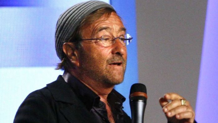 bologna si riempie di foto per festeggiare lucio dalla