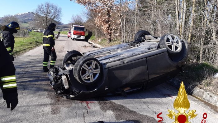 pietradefusi auto si ribalta 27enne in ospedale