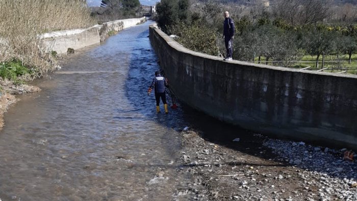 pacchi di posta pescati nel torrente a castel san giorgio