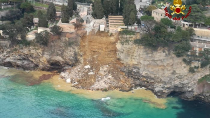 crollo nel cimitero di camogli partite le operazioni a mare