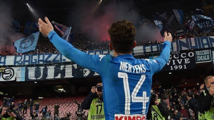 che spavento per mertens il suo aereo finisce fuori pista