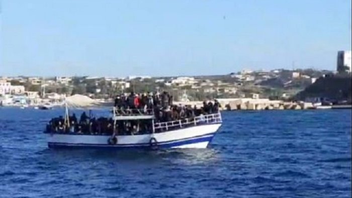 sbarcano 300 migranti il sindaco emergenza senza sosta