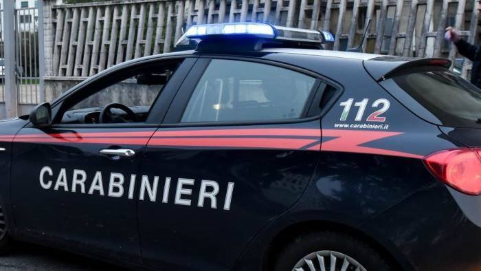 ruba auto investe guardia giurata e sperona carabinieri