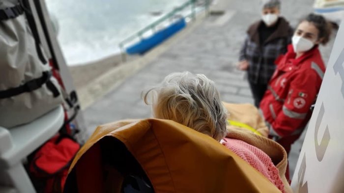 anziana guarisce dal covid la portano a vedere il mare