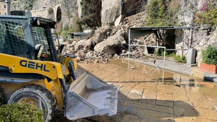 de luca stato di calamita e un commissario per amalfi