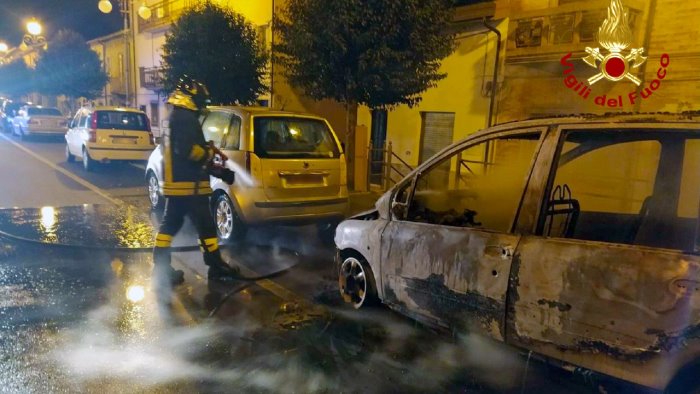 auto in fiamme a pratola serra vigili del fuoco in azione