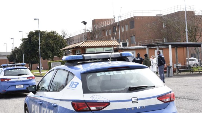 sei blitz della polizia in italia contro la criminalita