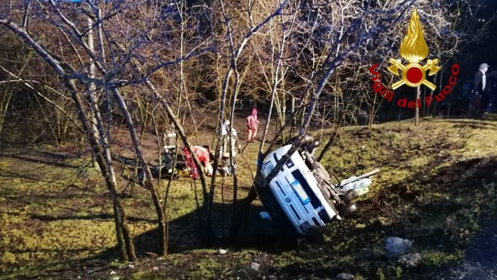 si ribalta con l auto a contrada 56enne in ospedale