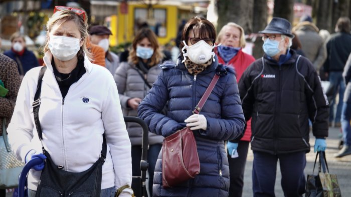 misure anti covid per altri dieci giorni obbligo di mascherina all aperto