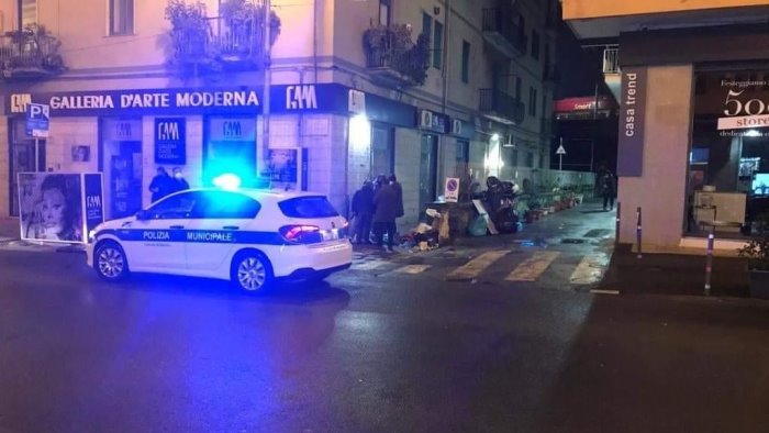 saccheggio dell indifferenziata nuovo blitz multati anche tre ristoranti