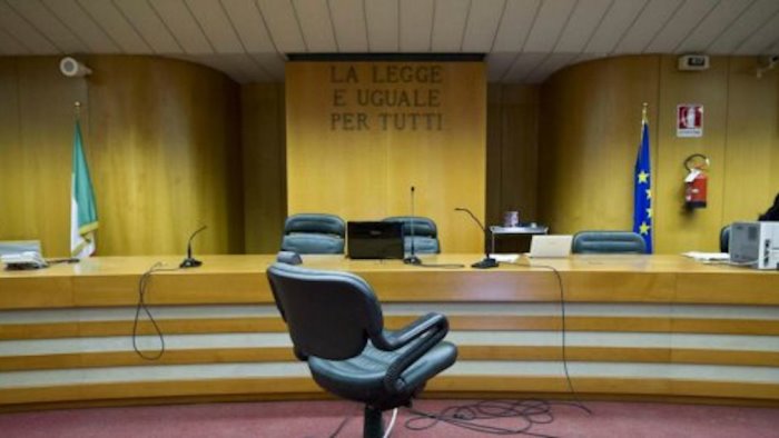 lividi sul viso il gip archivia le accuse contro la maestra d asilo