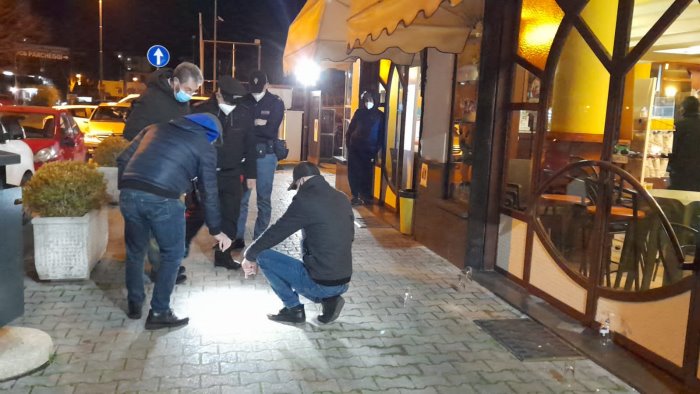 spari contro le vetrine di un bar clienti fuggono terrorizzati