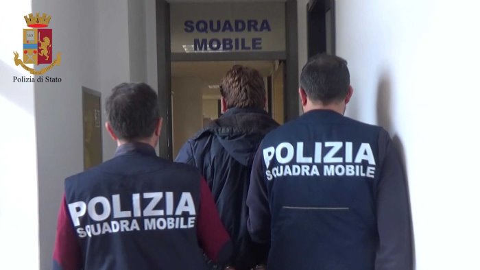 la polizia ferma due baby scippatori giocano con la salernitana