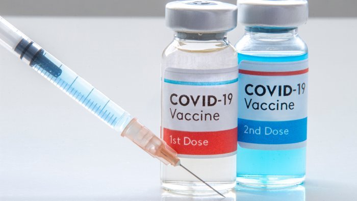 false vaccinazioni docente sannita avrebbe indirizzato la sorella e una collega