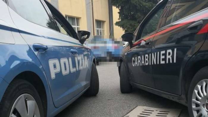 rubano prodotti di bellezza dagli scaffali dei supermercati arrestate due donne