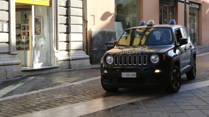 corso garibaldi sfondata la vetrina di un negozio