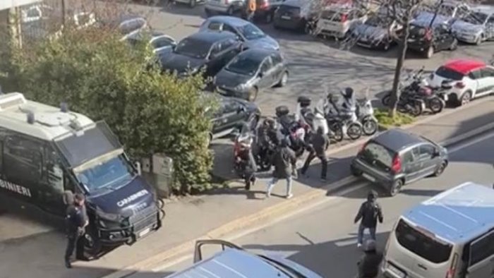 tensione a genova all arrivo dei tifosi della salernitana