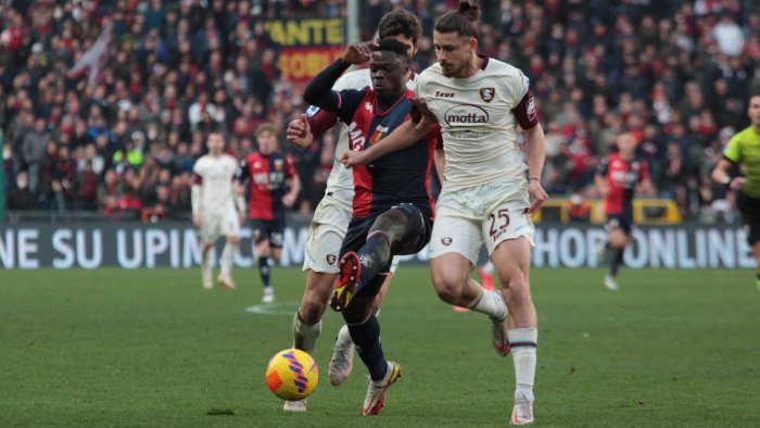 genoa salernitana 1 1 blessin recrimina la trattenuta su destro era rigore