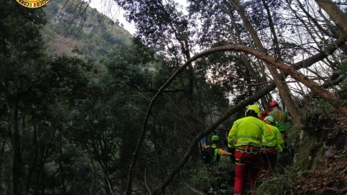 precipita mentre percorre la valle delle ferriere donna salvata dal cnsas