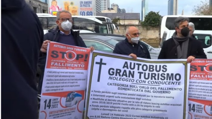 autobus turistici in protesta mille aziende in fallimento autostrada bloccata